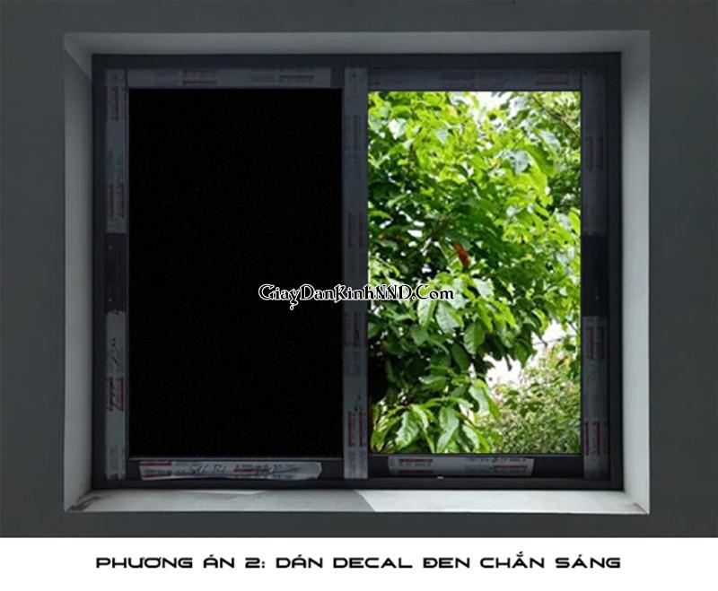 Phương án 2: Dán decal đen giúp cản sáng tuyệt đối cho cửa kính.